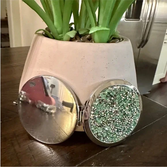 NEW!! Glam Compact Mirror - Picture 3 of 12